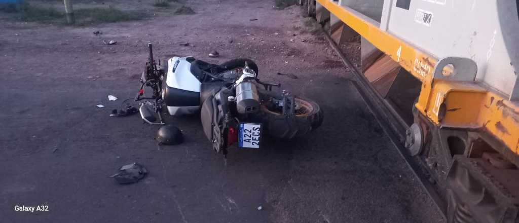 Un motociclista falleció tras chocar contra un tren en Maipú