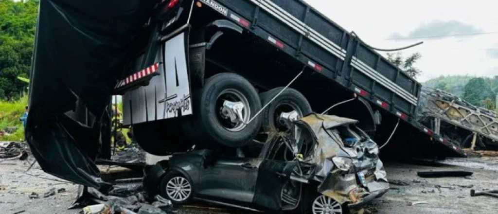 Tragedia en Brasil: casi 40 muertos al chocar un micro, un camión y un auto