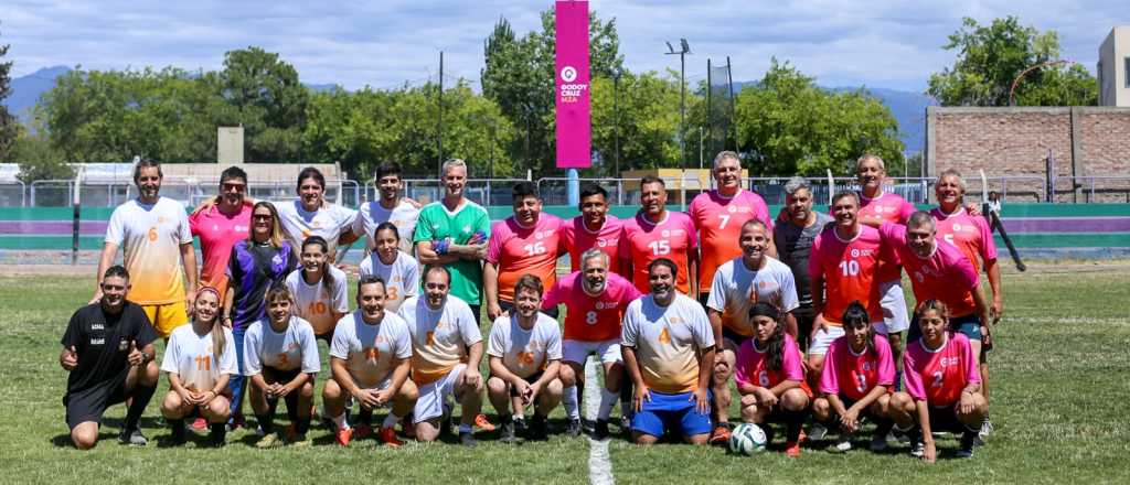 El "picadito" de Cornejo y Costarelli en la nueva cancha del Barrio La Gloria