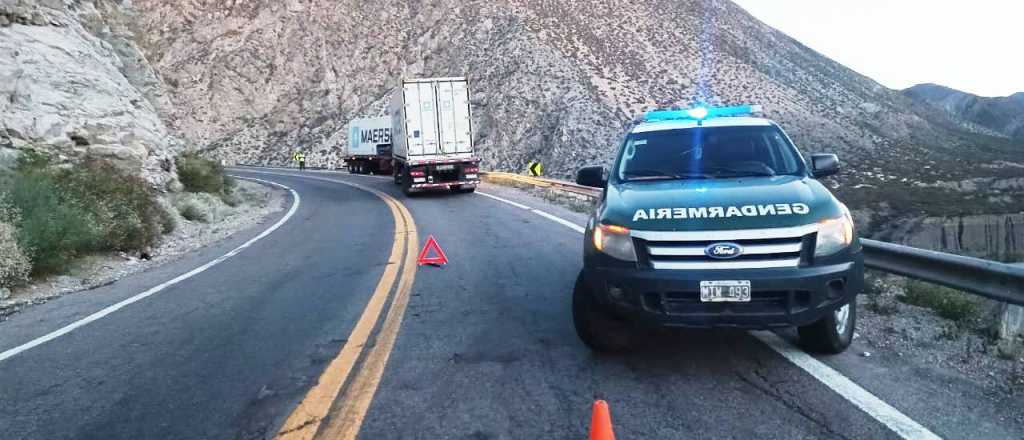 Precaución en Alta Montaña: un camión chileno quedó varado en medio de la ruta