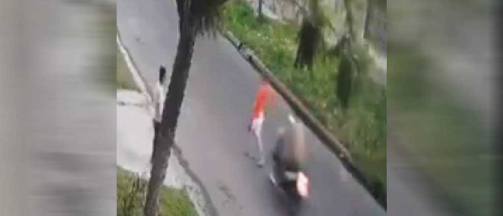 Video: un motociclista atropelló y mató a una jubilada