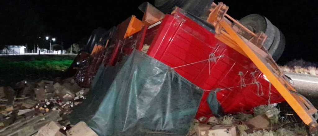 Volcó en La Rioja un camionero mendocino que trasladaba botellas de vino