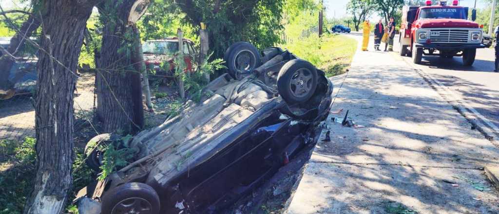 Manejaba borracho junto a una mujer, chocó y volcó, en Rivadavia