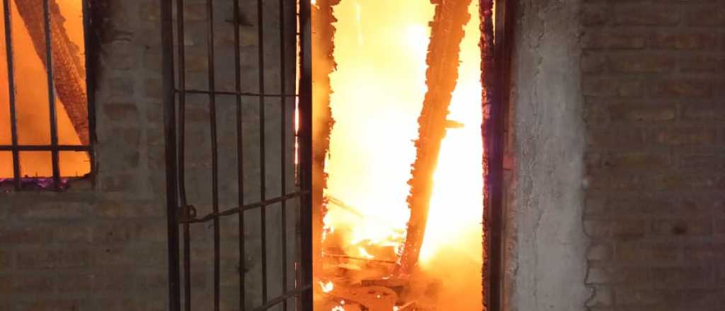 Video: incendiaron la casa del sospechoso de matar al nene en Guaymallén