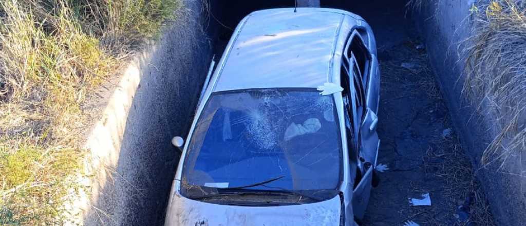 Fotos: perdió el control de su auto y cayó a un canal en San Martín