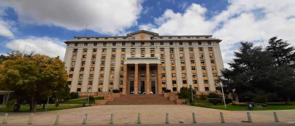 Termina el año: cuándo cobran los estatales de Mendoza