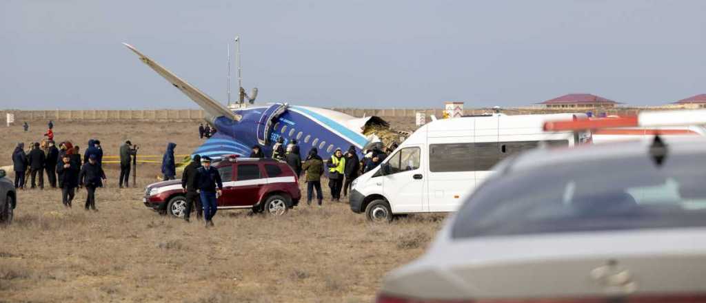 Los sobrevivientes del avión de Azerbaiyan afirman que oyeron explosiones