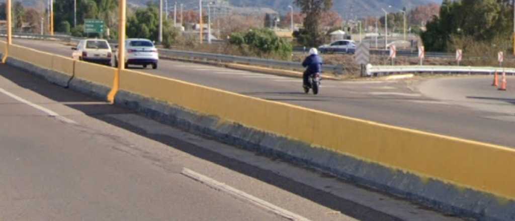 Afirma que lo encerró un auto y cayó de la moto: está internado grave  