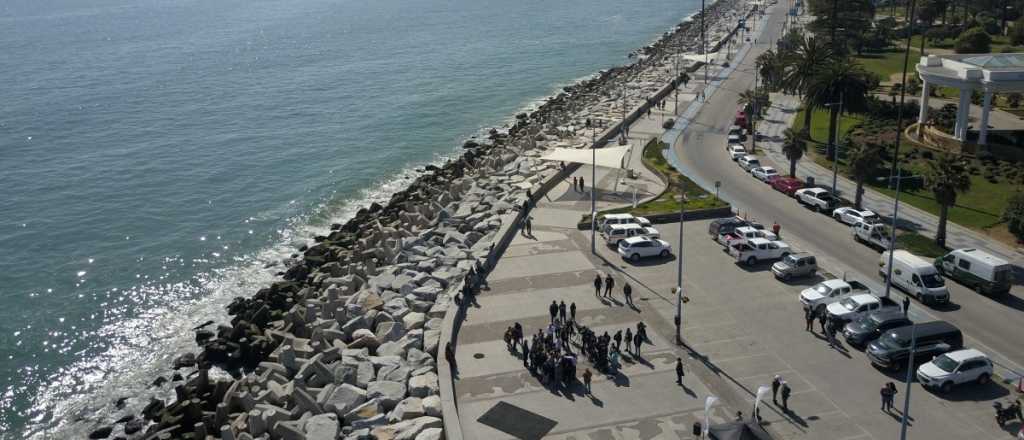 Videos: por las grandes olas, cierran la avenida de la costa en Viña del Mar