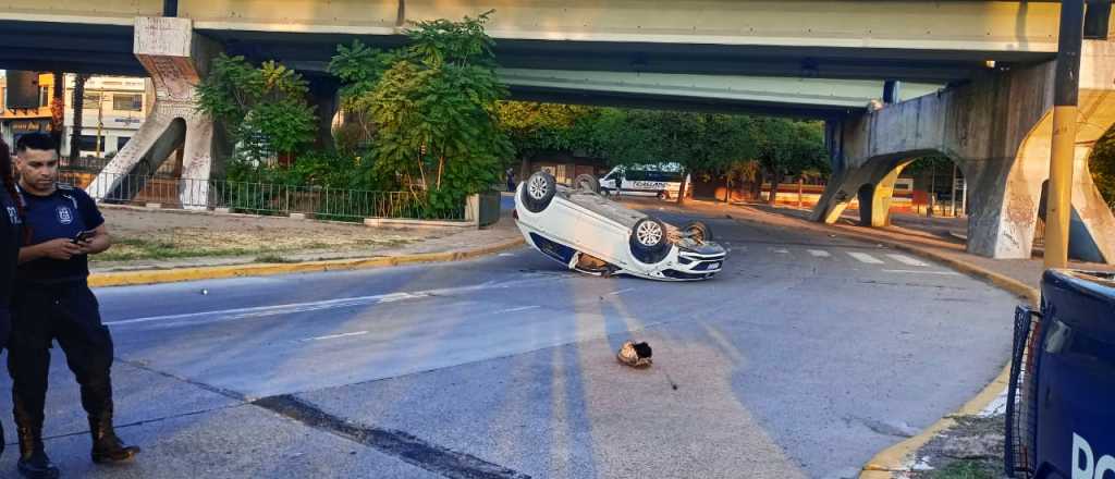 Manejaba borracho y volcó en el Nudo Vial