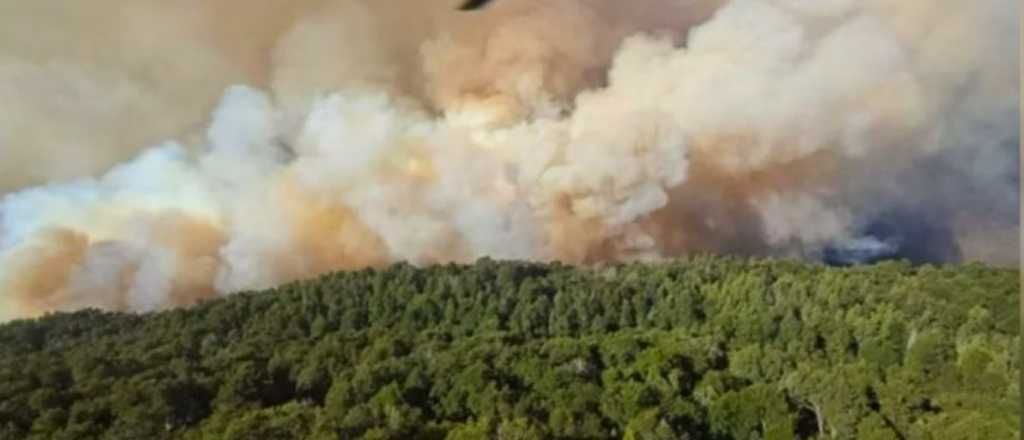 Continúa el incendio en Bariloche y el humo llega a la Ciudad