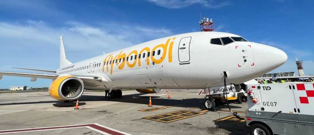 Un avión de Flybondi con egresados debió retornar por problemas técnicos 