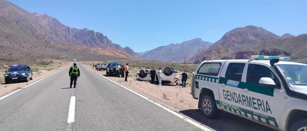 Un chileno chocó y volcó en Ruta 7