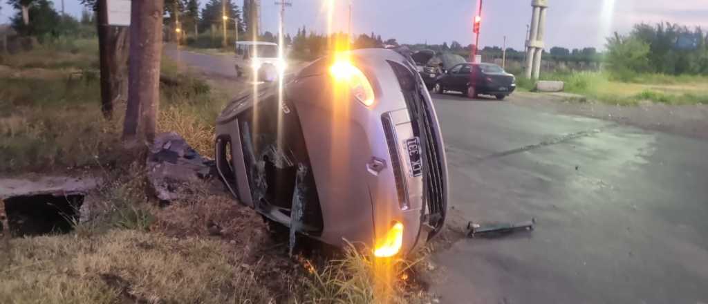 Un joven manejaba ebrio y volcó en San Carlos