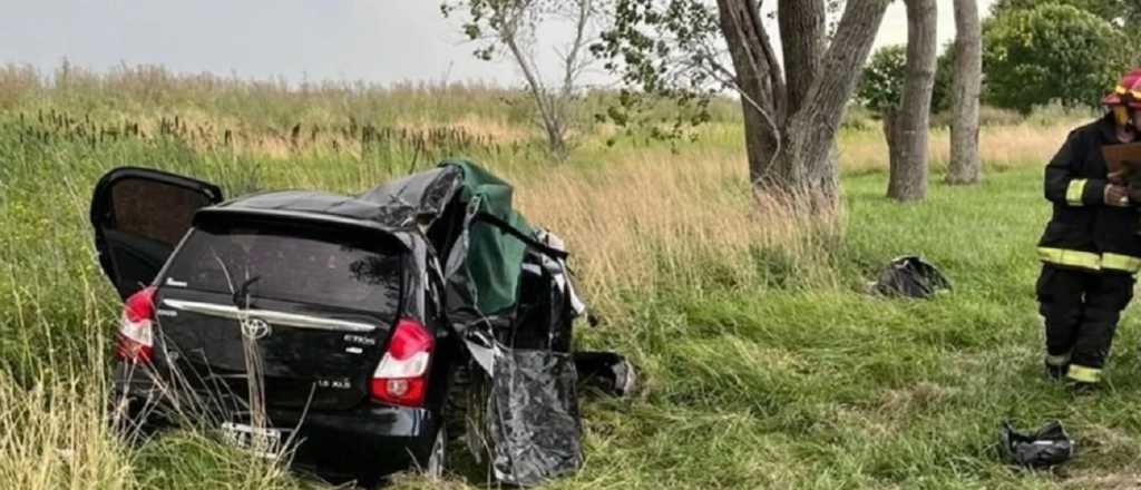 Perdió el control del auto y volcó: murieron su esposa y dos de sus hijos