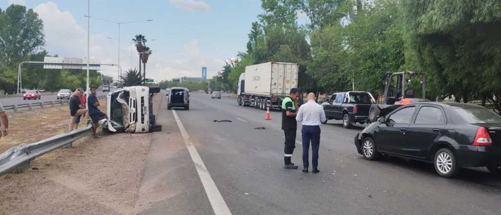 Peligrosa maniobra y vuelco en el Acceso Sur