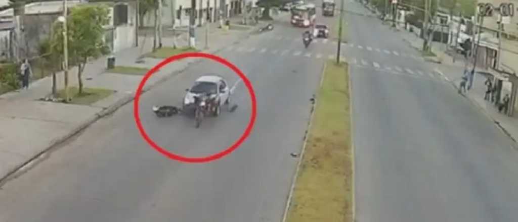 Video: atropelló a un motociclista y lo arrastró más de 50 metros