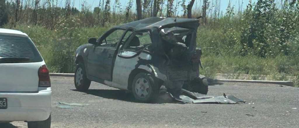 Un auto quedó destruido en San Martín tras ser chocado por una camioneta