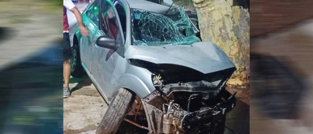 Una mujer chocó contra un árbol y quedó atrapada en el auto