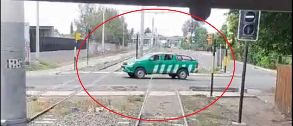 Tres videos que muestran la imprudencia en los cruces del Metrotranvía