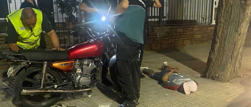 Empujaba una moto robada por la Peatonal y fue detenido