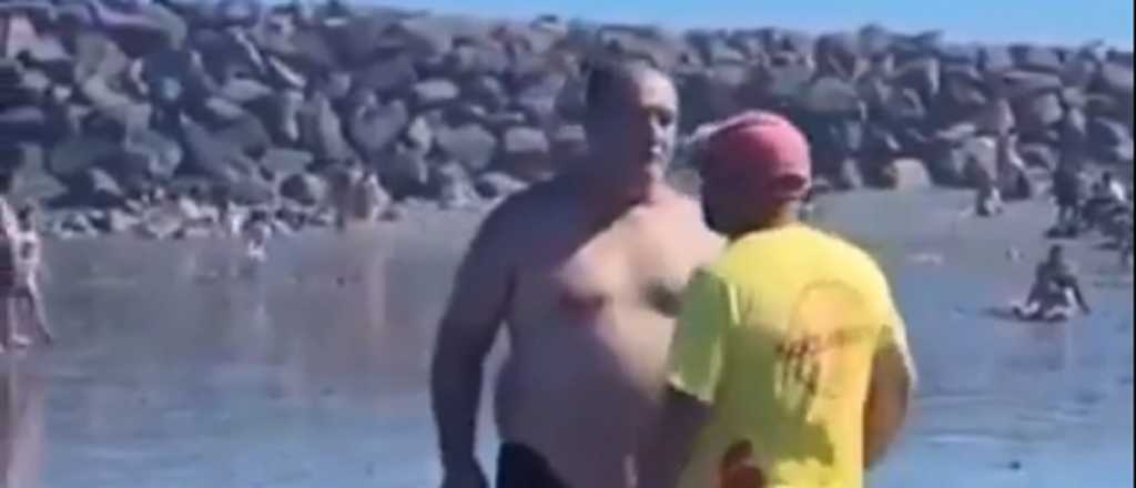 Vacaciones salvajes: turista se agarró a piñas con varios guardavidas