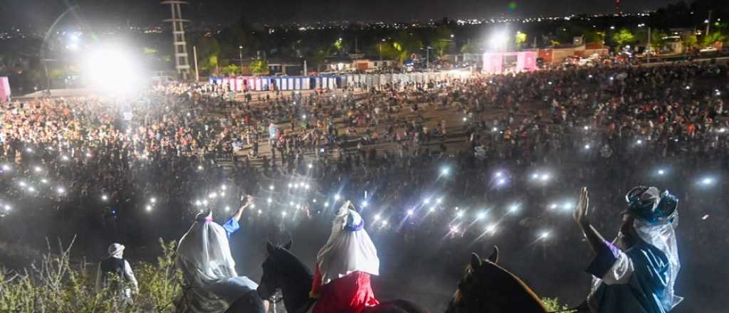 Más de 20 mil personas en la cabalgata de los Reyes en Godoy Cruz