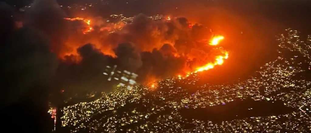 Videos: un incendio destruye mansiones de famosos en California