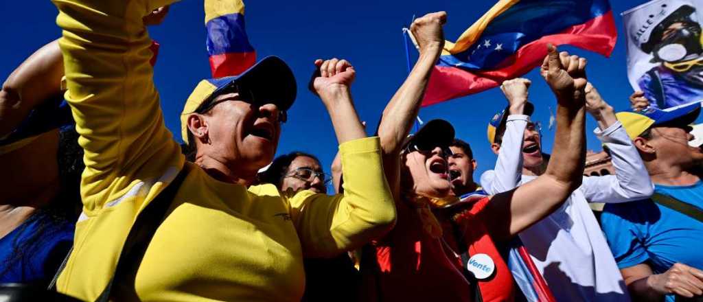 Maduro jura en medio de una Venezuela en tensión