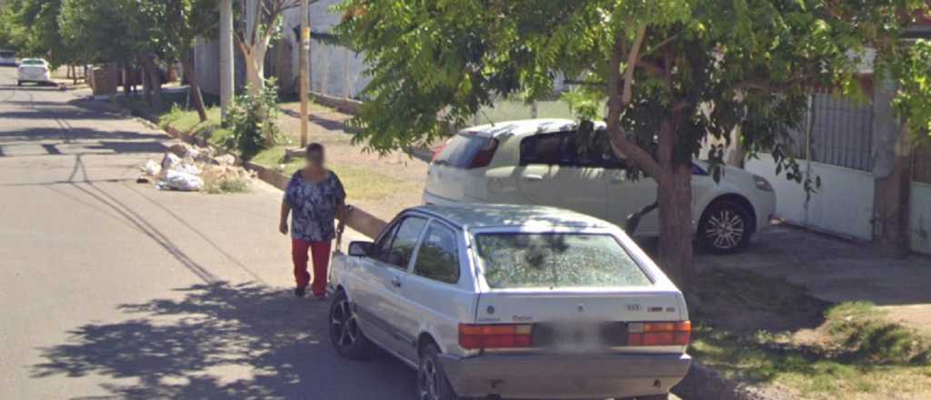 Estaba escuchando música en su auto y le robaron en Maipú