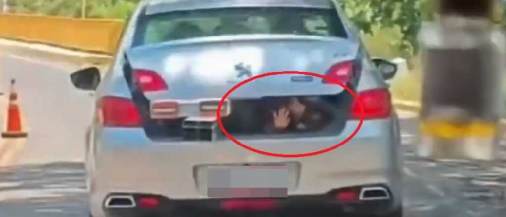 Video: un juez llevó a su hija en el baúl del auto y fue escrachado