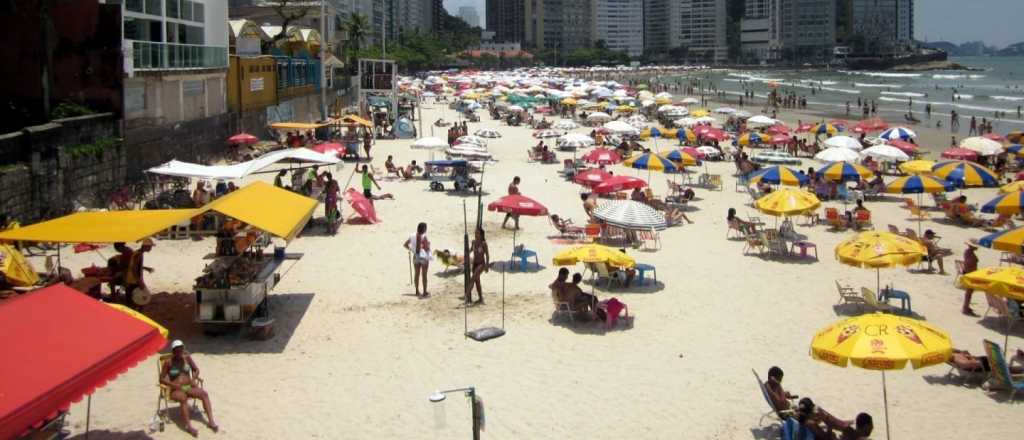 Por qué se produjo el brote de gastroenteritis en las playas de Brasil