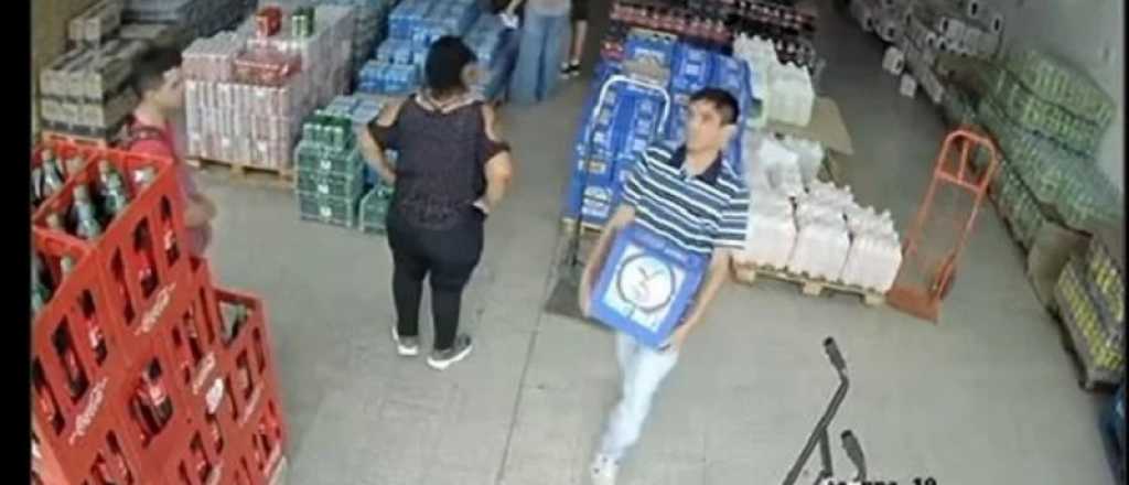 Video: simularon una discusión y aprovechó para llevarse una caja de fernet