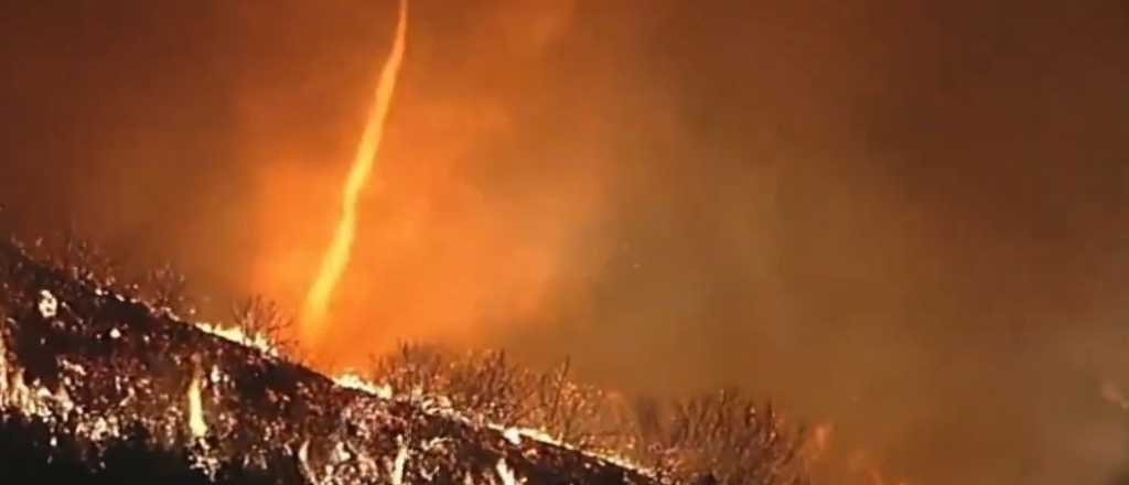 Videos: así son los tornados de fuego que se formaron en California