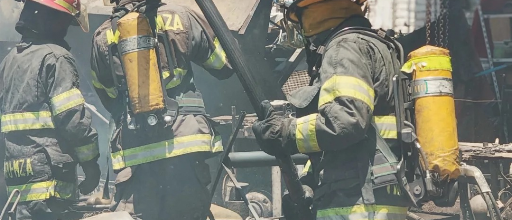 Fotos: incendio destruyó un galpón, autos y maquinaria en Maipú