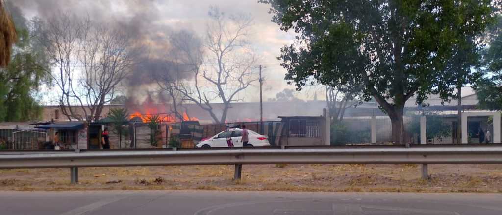 Se incendió un tradicional carrito de comida en la Rotonda del Avión