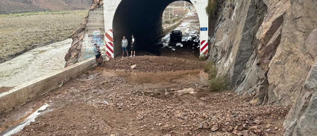 Por los aludes, cierran la ruta 7 y no se podrá pasar a Chile hasta este jueves