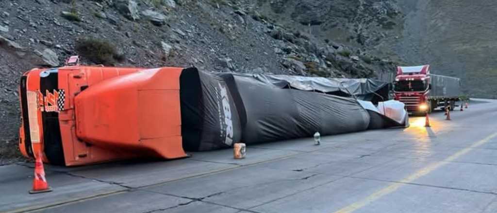 Volcó un camionero en Los Caracoles