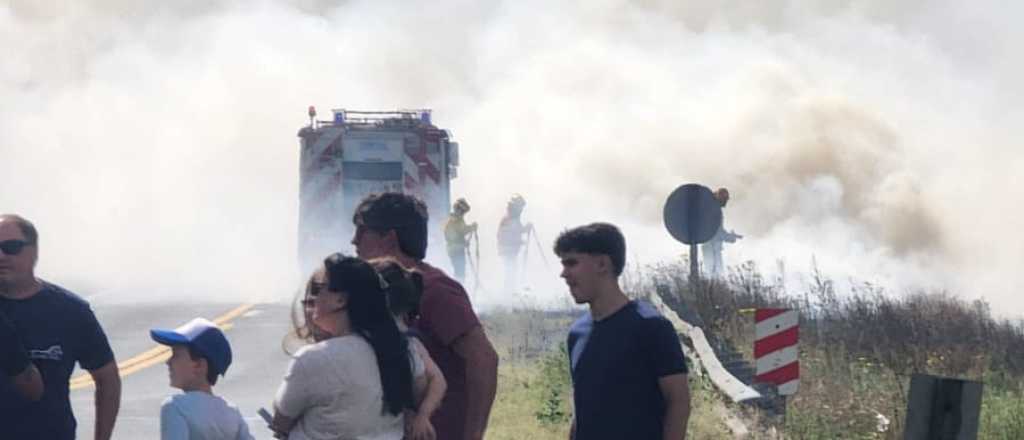 Fotos: un incendio obligó a cortar la Ruta 7 en Córdoba