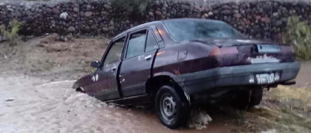 Una creciente se llevó un auto en Rivadavia y sus ocupantes se salvaron