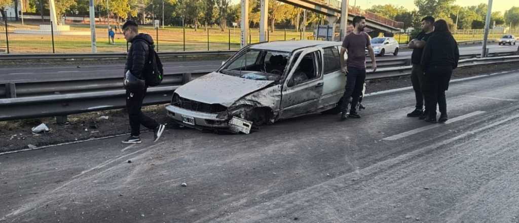 Insólito: conductor ebrio cayó del puente al Acceso Este y chocó a una policía