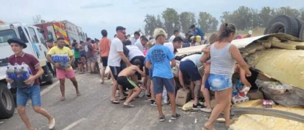 Murió en un vuelco un camionero mendocino y saquearon la mercadería