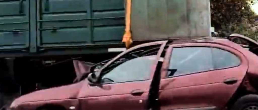 Acceso Sur: un auto quedó debajo de un camión y generó un choque en cadena