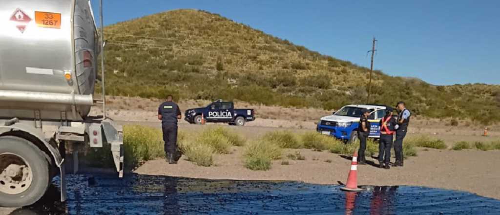 Un camión derramó 20 mil litros de petróleo en la Ruta 40