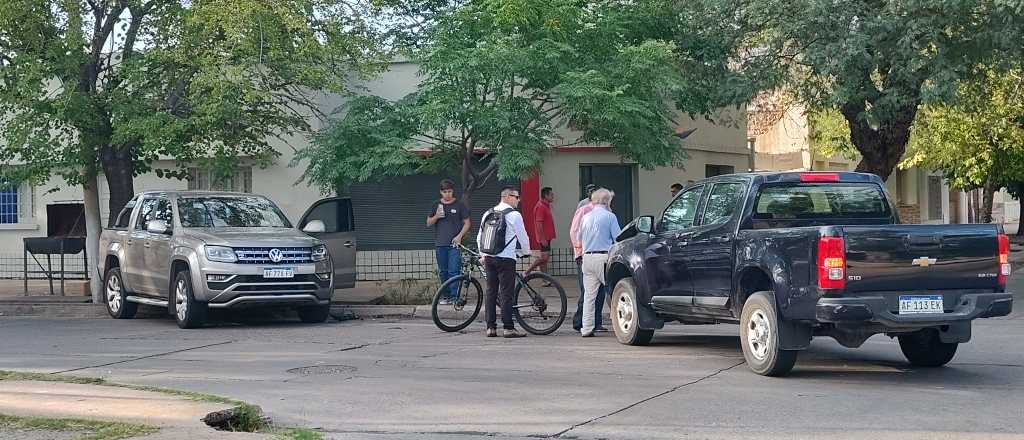 Fuerte choque entre dos camionetas en el centro de San Rafael