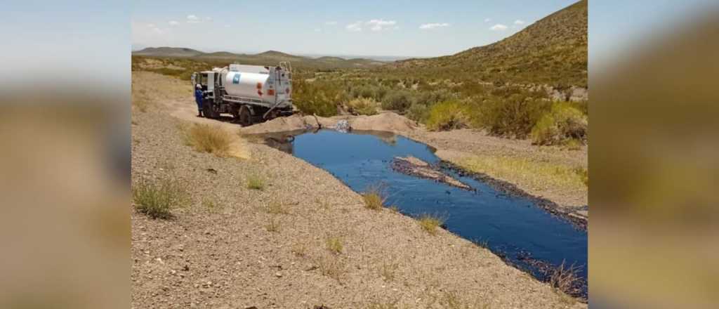 Derrame de 35 mil litros de petróleo: tomarán muestras de suelo y agua