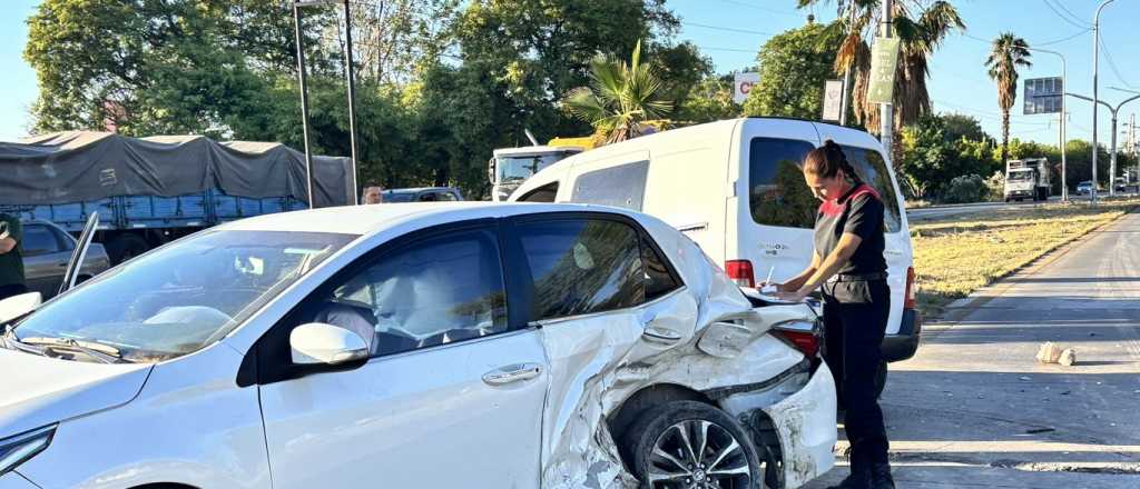 No hizo la rotonda, intentó girar y provocó un choque en Las Heras