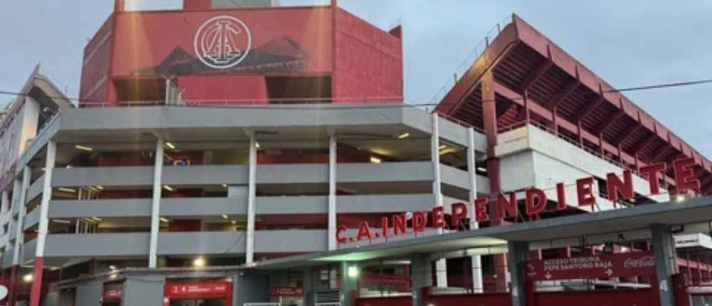 Escándalo en el Rojo: pintadas para todos en el estadio