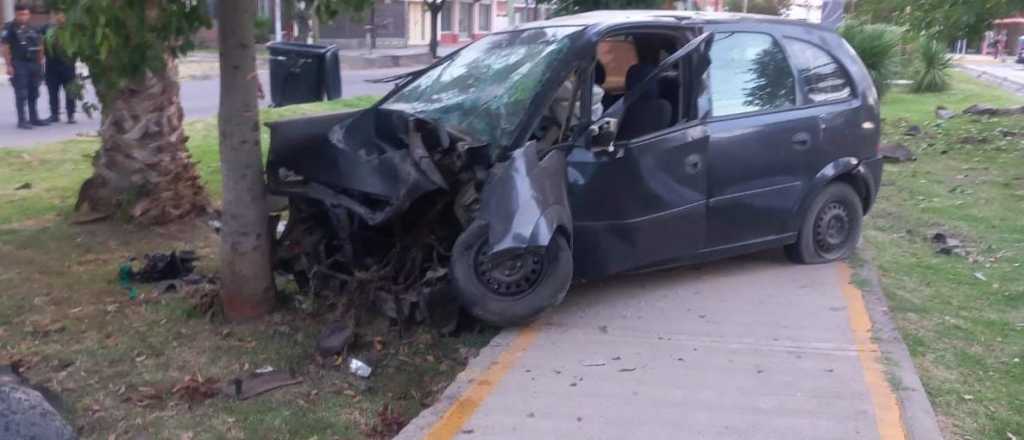 Atropelló a un peatón, chocó contra un poste y murió