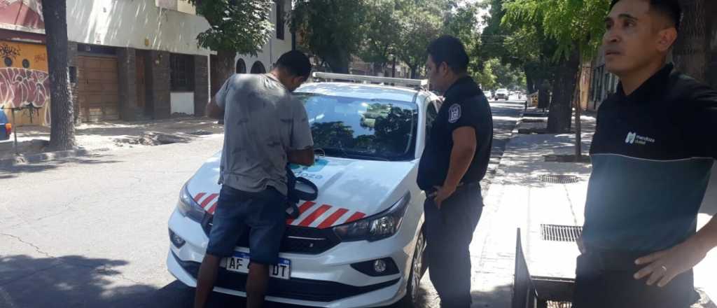 Intentaba abrir vehículos estacionados en Ciudad y fue detenido 